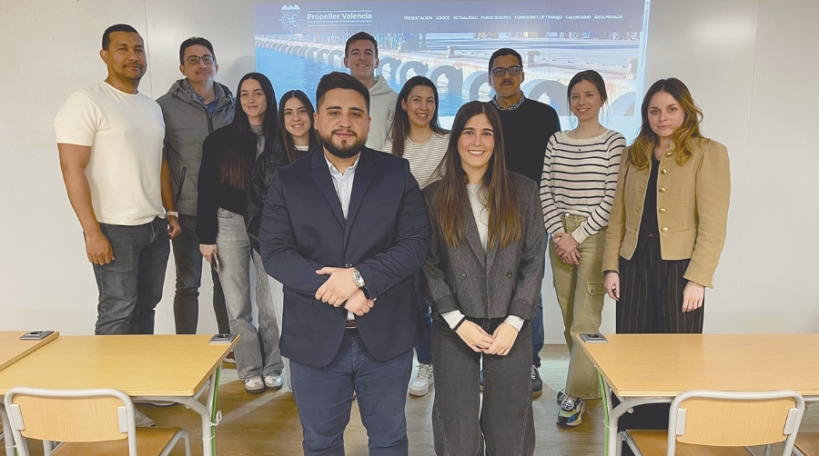 Javier Mateu y Paula Cloquell (en primer plano), junto a los alumnos de la UCV.