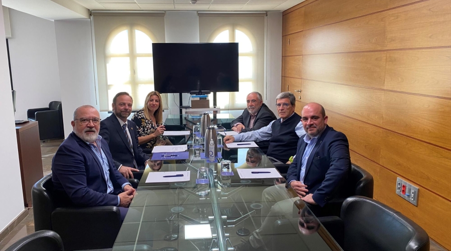 De izquierda a derecha: Antonio Crespo, vicepresidente 1º de Propeller; Alfredo Soler, presidente de Propeller; Lorena Ballester, vicepresidenta 3ª de Propeller; Francesc Sánchez, director de la APV; Aurelio Martínez, presidente de la APV y Fernando Vitoria, jefe de Comunicación de Propeller Valencia.