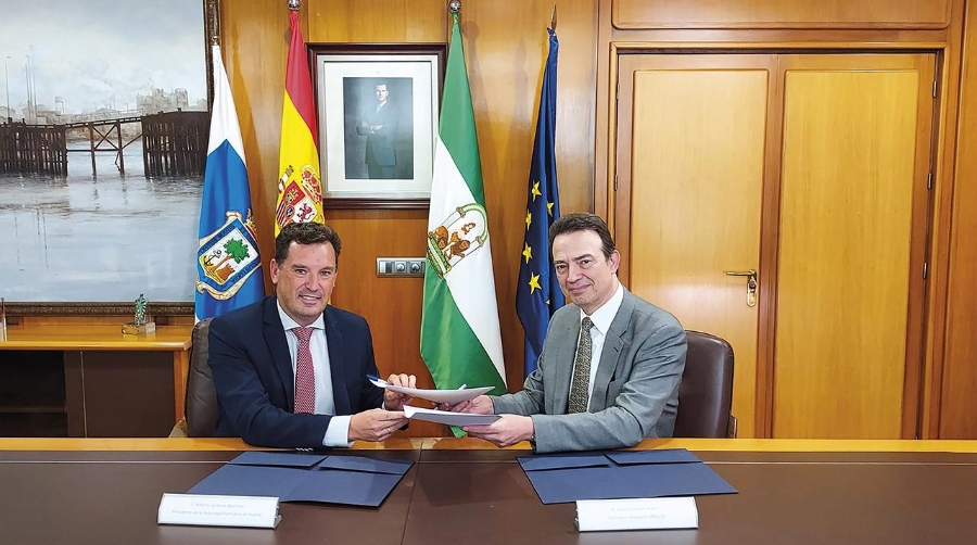 El presidente del Puerto de Huelva, Alberto Santana, y el consejero delegado de Enagás, Arturo Gonzalo, han firmado el protocolo.
