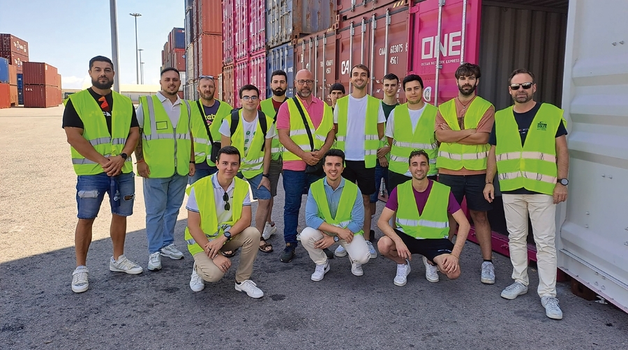 Alumnos de la tercera edición en su visita a las instalaciones de TransBase Soler.