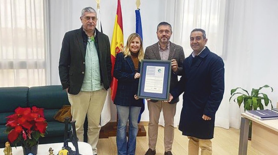Jorge Vidal Madrigal, jefe de la División de Conservación, Seguridad y Medio AMbiente, Cristina Molina responsable de Ferri Medioambiente, Juan Manuel Doncel Doncel, Presidente de la Autoridad Portuaria de Ceuta (APC), y Adolfo Orozco Pérez, Director.