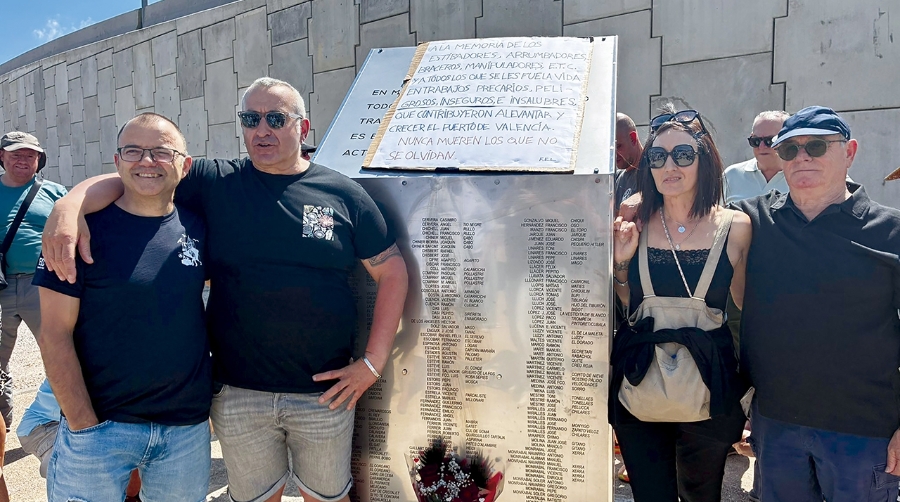 Un monolito para poner nombre y apellidos a los estibadores que ayudaron a levantar el Puerto de Valencia