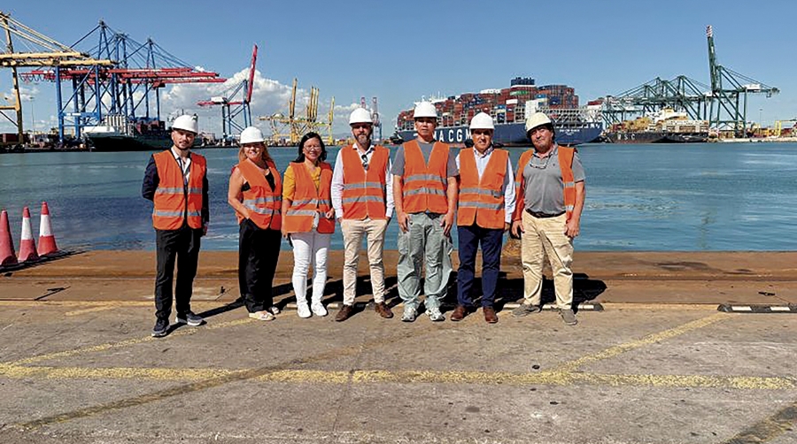 Un momento de la visita de responsables de CMA CGM, CEVA y CATL a CSP Iberian Valencia Terminal.