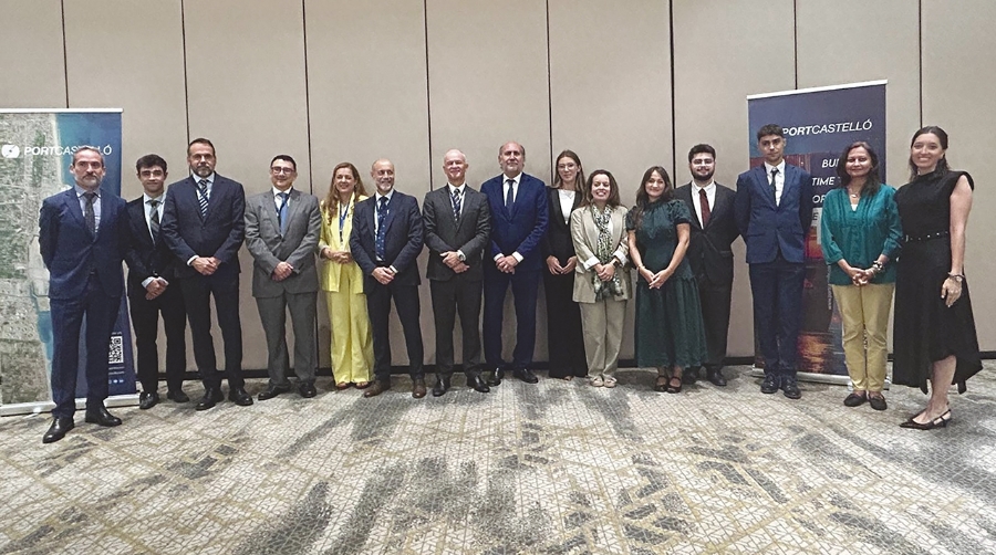 Equipo de la Oficina Comercial Española en El Cairo con la delegación de PortCastelló.