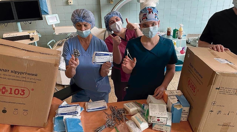 Personal del hospital recibiendo la ayuda médica.