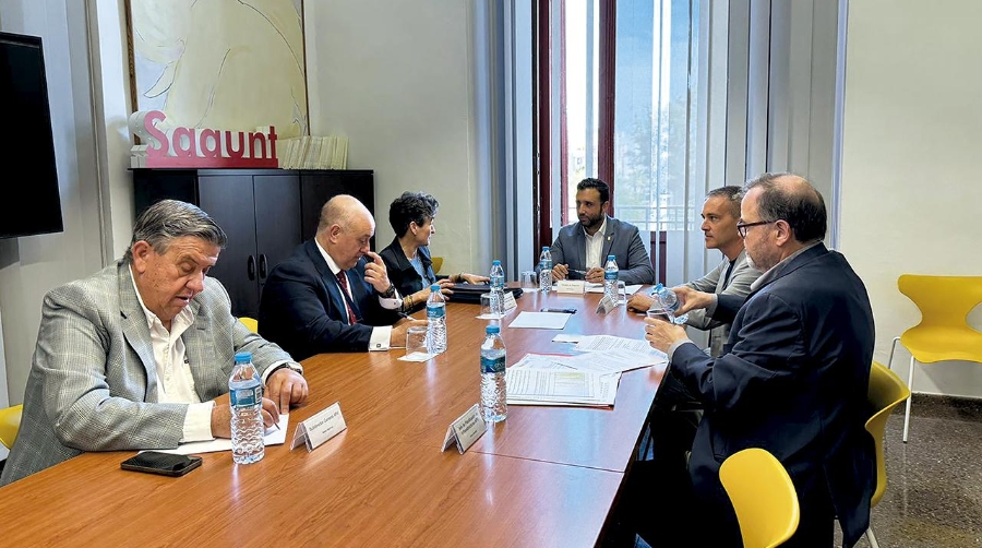 El alcalde de Sagunto, Darío Moreno, y la presidenta de la Autoridad Portuaria de Valencia, Mar Chao, acompañados por el concejal de Medio Ambiente del Ayuntamiento, Jorge Vidal; el subdirector general de Desarrollo de Negocio de la APV, Néstor Martínez; y el jefe de Planificación de Infraestructuras y Desarrollo Portuario de la APV, Arturo Monfort, han mantenido un encuentro de trabajo.