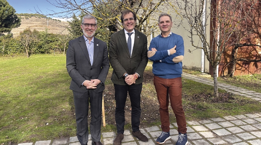 Pedro Pablo Hernánez (centro), ha participado en la asamblea de la UICN.