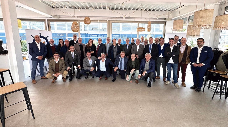 Miembros de Propeller Club de Castellón y Propeller Valencia durante la celebración del cóctel.