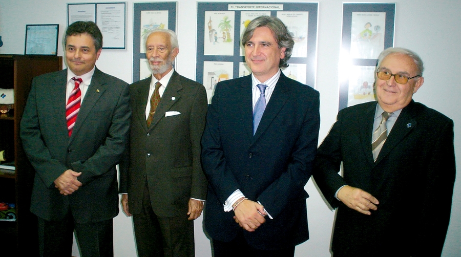 2005. Así posó Enric Ticó el día de su elección como presidente de FETEIA, en una imagen histórica junto a todos los presidentes que ha tenido la asociación: Alfredo Molinas, Jesús Cuéllar y Jordi Mallol