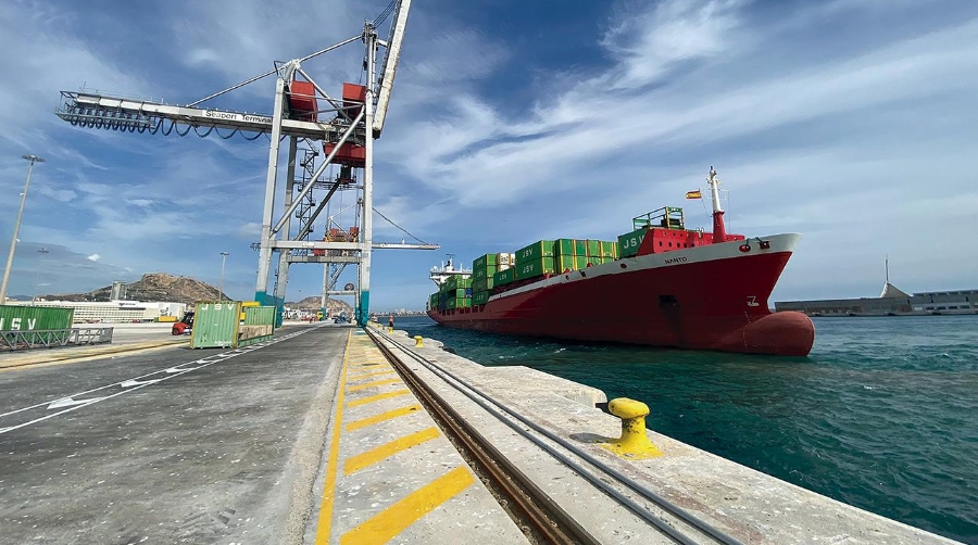 La actividad se ha iniciado con la descarga de contenedores vacíos e irá incorporando las líneas marítimas que JSV opera entre Alicante y Canarias.