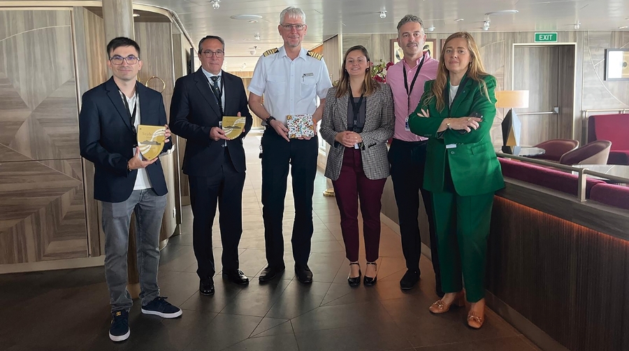 Esta mañana ha tenido lugar el tradicional intercambio de metopas conmemorativas entre PortCastelló y el capitán del “Seabourn Venture”, por la primera visita del buque al enclave.