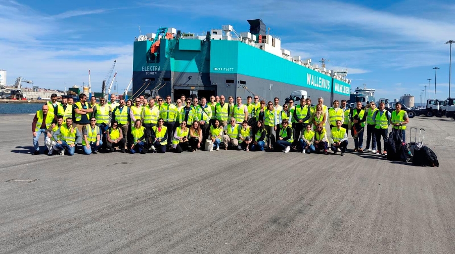 El seminario se complementó con una visita a las nuevas instalaciones del Puerto de Santander, donde estaba trabajando un buque de la compañía.