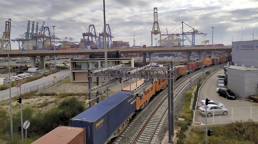 Ferrocarril entrando en el Puerto de Valencia.