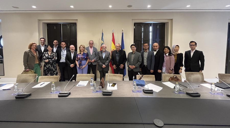 Francesca Antonelli, responsable de Marketing y Cruceros y Francesc Sánchez, director general de la APV, han recibido a la delegación.