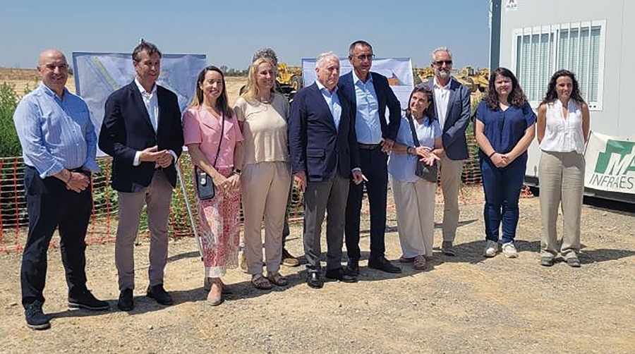 Un momento de la visita del consejero de Fomento de Aragón a las obras de la plataforma logística.