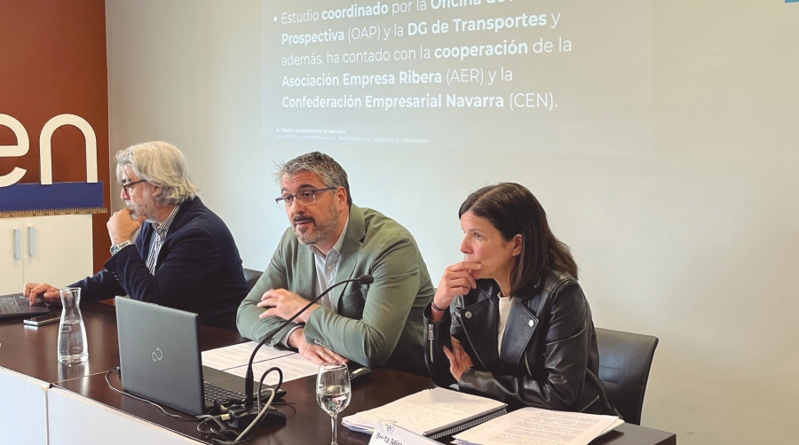 El informe “El tráfico de mercancías en Navarra. Análisis de la transferencia del transporte por carretera al ferroviario” fue presentado por la directora general de Transportes y Movilidad Sostenible del Gobierno de Navarra, Berta Miranda, y el director gerente de la Oficina de Análisis y Prospectiva, Rubén Auza.