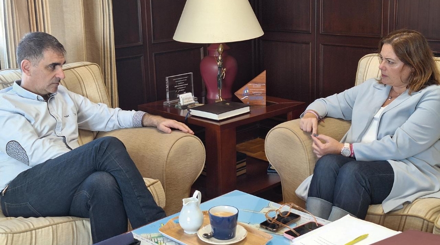 El director de Puertos Canarios, José Gilberto Moreno, junto a a presidenta de la Autoridad Portuaria de Las Palmas, Beatriz Calzada.