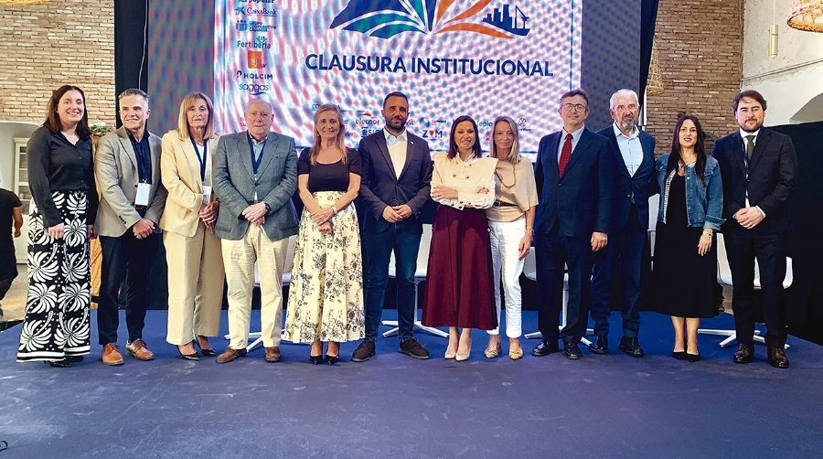 Ponentes y autoridades del encuentro empresarial de Asecam.