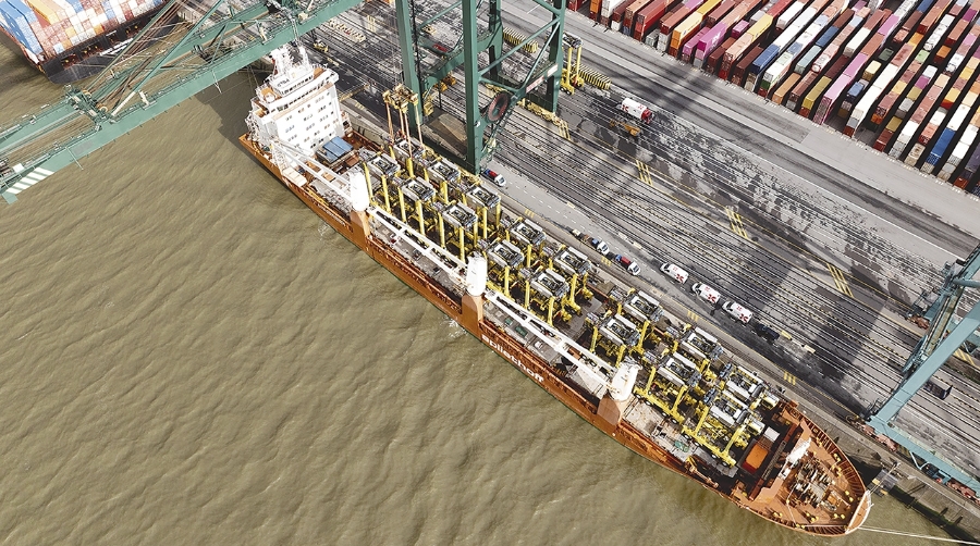 Llegada de las straddle carriers a PSA Antwerp.