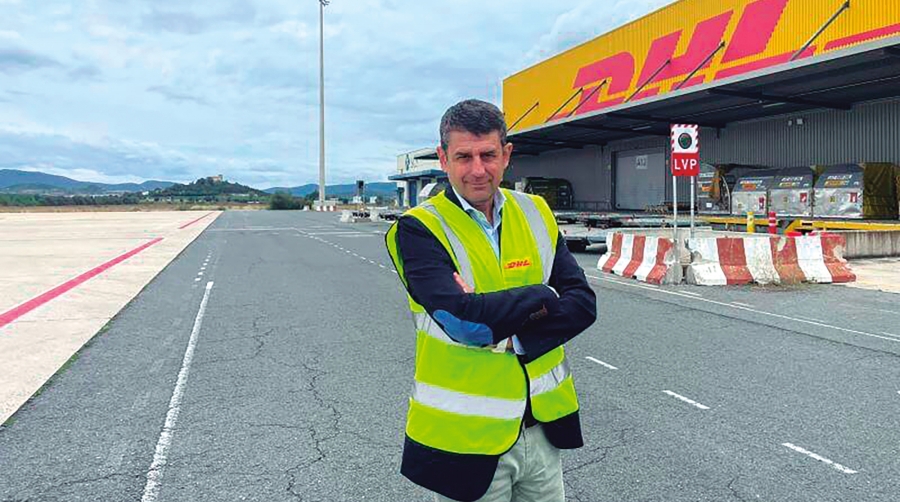 Tomás Holgado, vicepresidente de Hubs &amp; Gateways de DHL Express España, en las instalaciones del hub de Foronda.