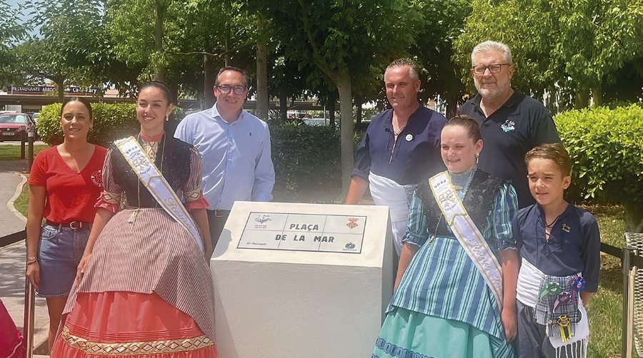 La Filà d’En Trilles rememora el 30 aniversario de la Plaza del Mar de Castellón con una placa conmemorativa.