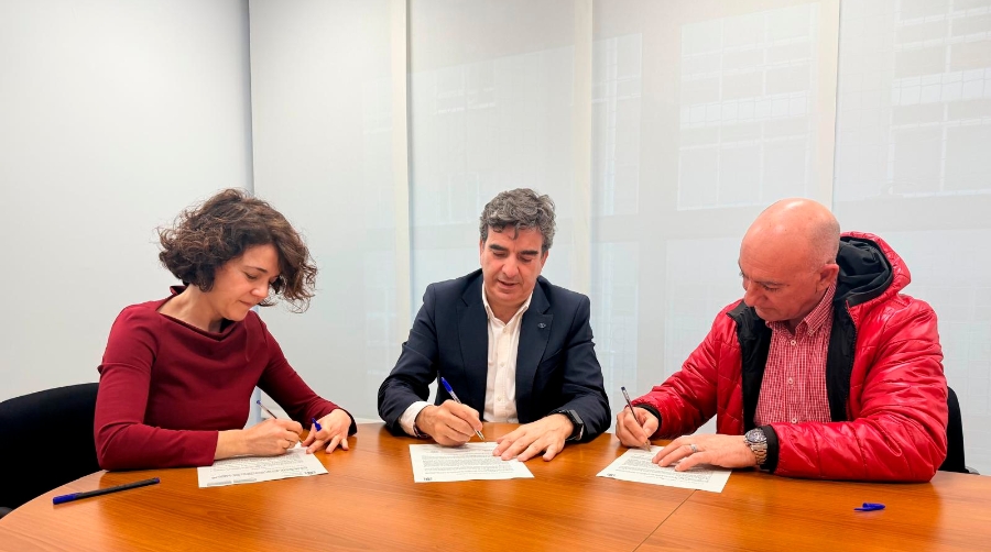 El presidente de la Autoridad Portuaria, Martín Fernández Prado, firmó el acta, junto a la delegada especial de Economía y Hacienda, Victoria Fernández Estevan, y el alcalde de Muxía, Javier Sar.