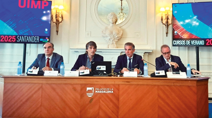 Izq. a dcha.: Javier Puente, director general de Innovación, Desarrollo Tecnológico y Emprendimiento Industrial del Gobierno de Cantabria; Francisco Matorras, vicerrector de la UIMP; César Díaz, presidente de la AP de Santander; Armando López, irector del curso y jefe del área de la Asesoría Técnica y Patrimonio Cultural de Puertos del Estado