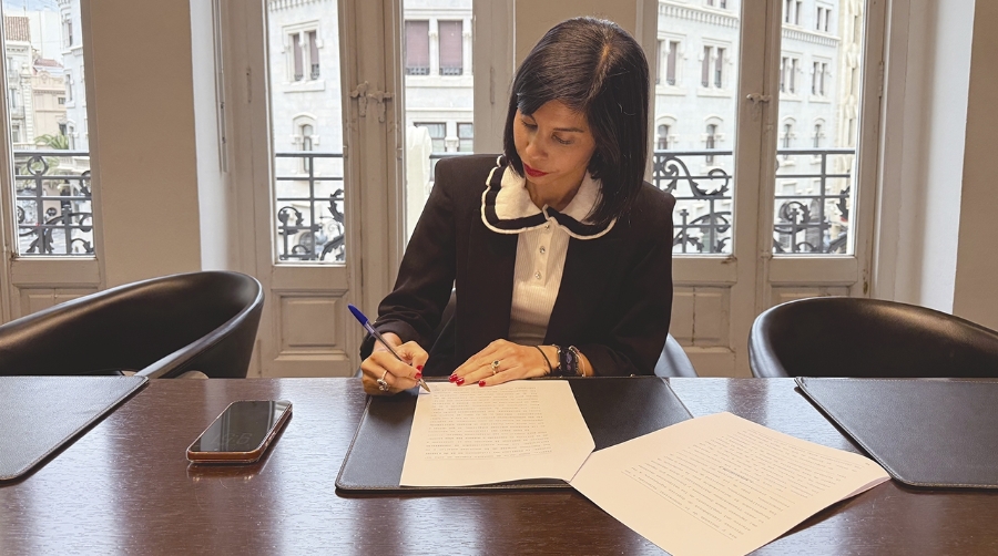 Larissa Milla, presidenta de la Fundación Raminatrans, firmando la constitución de la entidad.