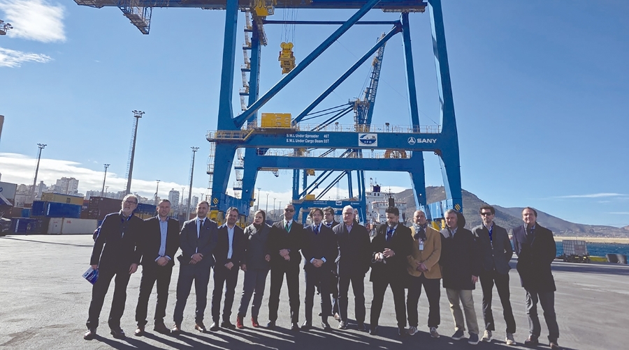 La delegación alicantina con el director del Puerto de Orán en una de las terminales del enclave.