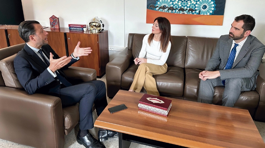 El embajador de la UE en Argelian, Diego Mellado, la presidenta de la APA, Rosario Soto, y el jefe de Explotación y Desarrollo de Negocio de la APA, Borja Fernández-Pacheco.