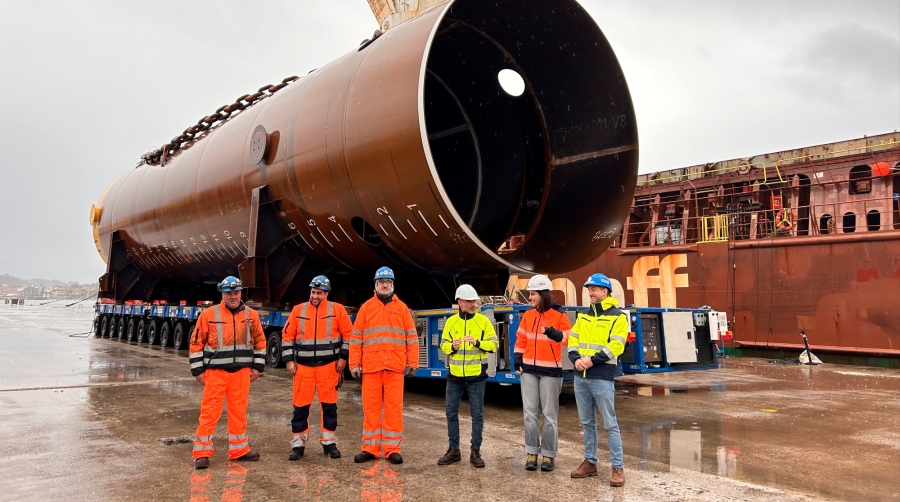 De izquierda a derecha: Juan Carlos Diaz, Enrique Canal y Pablo Ordoñez, integrantes del equipo de Logística de IDESA; Manuel Echeverría, jefe de Operaciones de la Autoridad Portuaria de Avilés; Sara Vega, jefa de Operaciones de Alvargonzález, y Eduardo Rodríguez, jefe de Logística de IDESA.