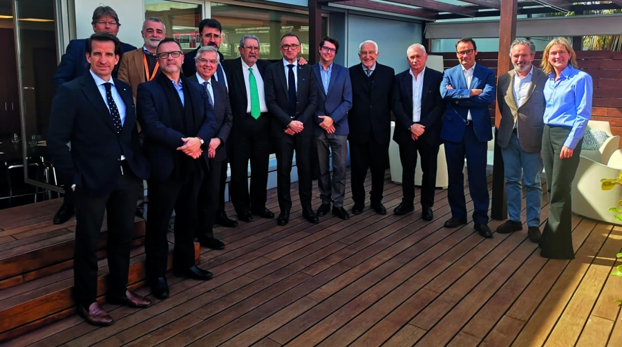 Lluís Salvadó, presidente de la APB junto a los miembros de la junta de la Asociación de Empresas Estibadoras Portuarias de Barcelona.
