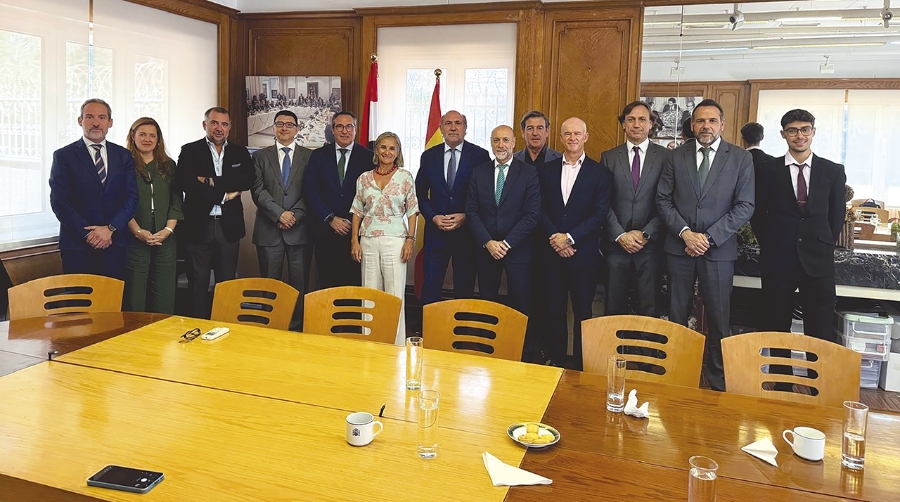 Cristina Fraile Jiménez de Muñana, Segunda Jefatura de la Embajada de España en Cairo, junto a Enrique Verdeguer Puig, Consejero Económico y Comercial de España en El Cairo, la delegación de PortCastelló y representantes de la Comunidad Portuaria.