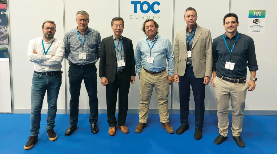 Izq. a dcha.: Jorge Segura, director técnico en CSP Iberian Bilbao Terminal; Bernardo Molinuevo, director de operaciones en CSP Iberian Bilbao Terminal; Ken Chan, CEO de CSP Spain; Eduardo Orellana, director de Producción en CSP Iberian Valencia Terminal; Ignacio Cambrón, director técnico de CSP Iberian Valencia Terminal; Dimitrios Soulos, ingeniero de mejora de procesos en CSP Spain.