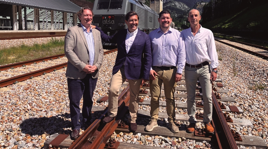 De izquierda a derecha: Ángel Gil, director de ALIA; Eduardo Corella, presidente de ALIA; Antonio Ginés, director gerente de Alsa Rail y Javier Apellaniz, director de Transcanfranc.