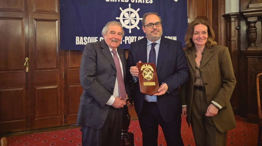 José Antonio Sebastián, comisionado del Corredor Atlántico, recibe una metopa de manos del presidente del Propeller Club del País Vasco-Port of Bilbao, José Luis Grijalvo, en presencia de Irache Gómez, secretaria del Propeller.