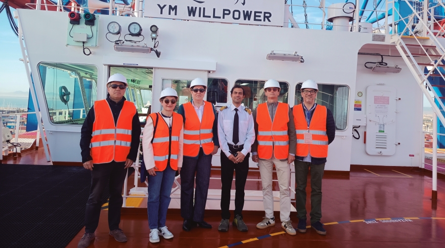 Miguel Marín, Sales and Marketing Manager de CSP Spain; Mar Chao, presidenta de la Autoridad Portuaria de Valencia; Esther Visiedo, managing director de Yang Ming Valencia; Pravesh Jauhar, capitán del “YM Willpower”; Andrés Camarasa, Sales manager de Yang Ming Valencia; y Francisco García, Operations manager de Yang Ming Valencia; durante la visita a bordo.