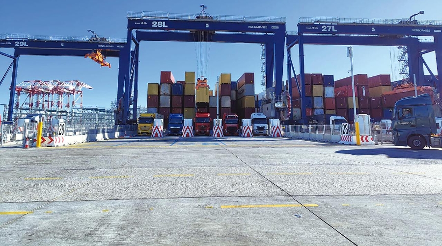 BEST adquiere dos nuevas grúas pórtico para mejorar su capacidad operativa en Barcelona