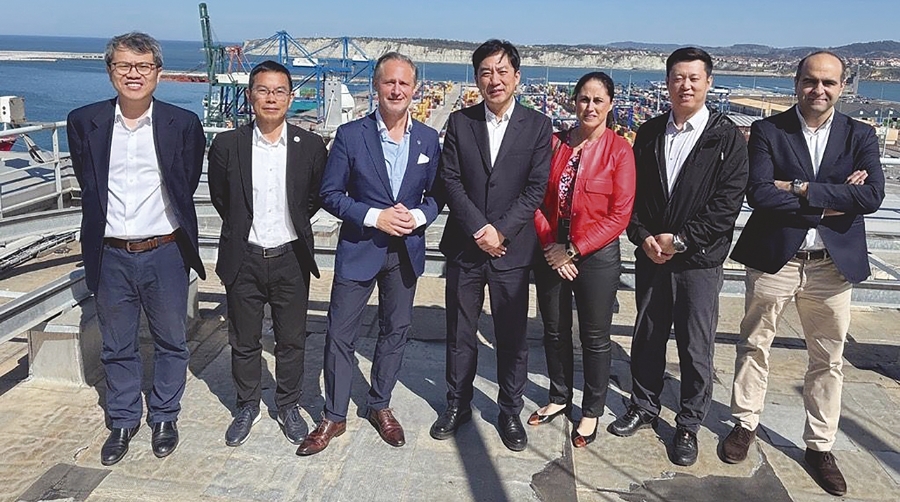 Un momento de la visita de la delegación de COSCO al Puerto de Bilbao.