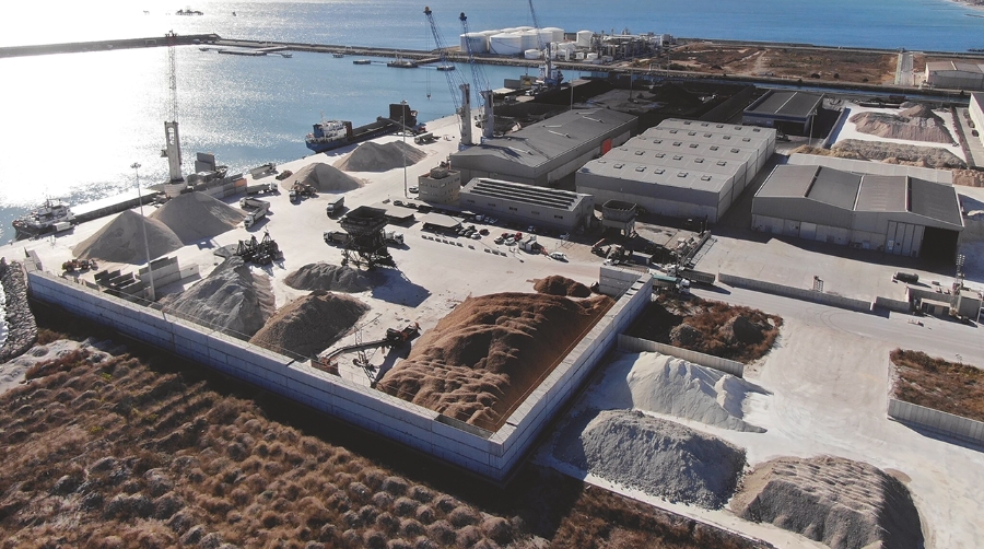 Portsur electrifica la primera grúa móvil para graneles conectada al muelle en España