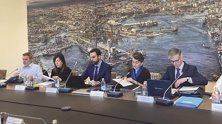 Mar Chao y Aurelio Acedo (presidenta y director general de la Autoridad Portuaria de Valencia, respectivamente, segunda y tercero por la derecha), durante el Consejo de Administración de la APV celebrado hoy.
