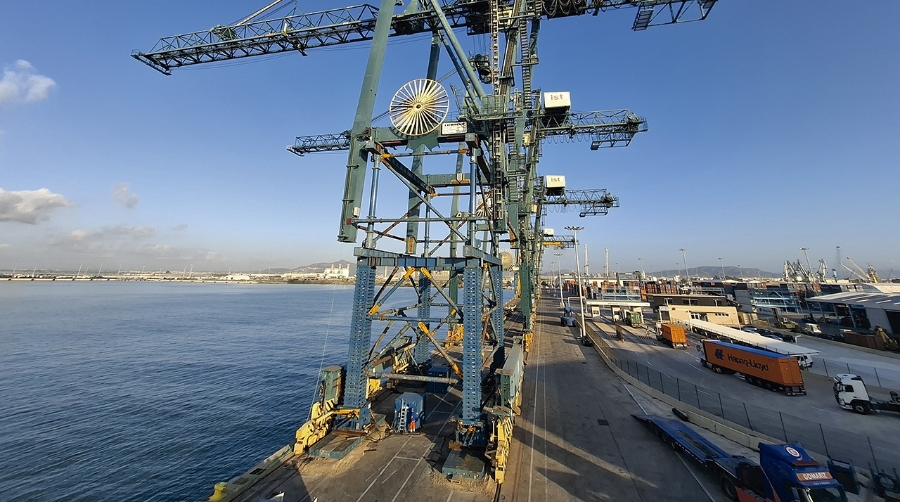 Este proyecto consistió en elevar dos grúas STS con un peso de 620 toneladas.