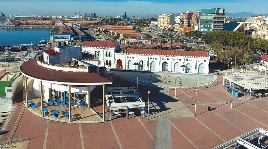 Imagen del Edificio Moruno sin el puente de madera que lo atravesaba.