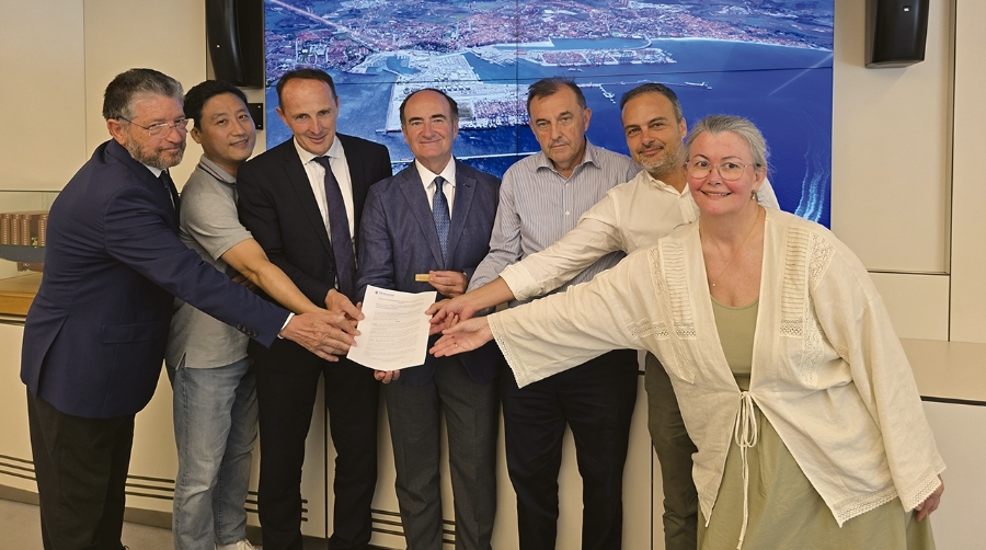 De izda a dcha: José Luis Hormaechea, director general de la APBA; Yong Son, CCO TTI Algeciras; Jean-jacques Comiti, Global Business Process Excellence Senior Manager CMA Terminals; Gerardo Lamdaluce, presidente de la APBA; Alonso Luque, CEO TTI Algeciras; Francisco Rivera, Deputy CEO &amp; COO TTI Algeciras; y Carolina Soler, CFO TTI Algeciras.