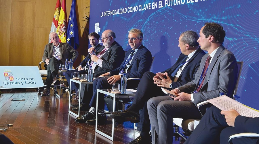 César Díaz participó en una mesa redonda para definir las acciones logísticas de la región hasta 2030.
