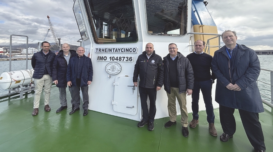 El presidente de la Autoridad Portuaria, Carlos Rubio, junto al Jefe Relaciones Institucionales, Marketing y Promoción Comercial, Alejandro Martínez, el jefe de Explotación Javier Artola y gerente de ACEMAR, Juan José Sibina y los representantes de Rusa Málaga.