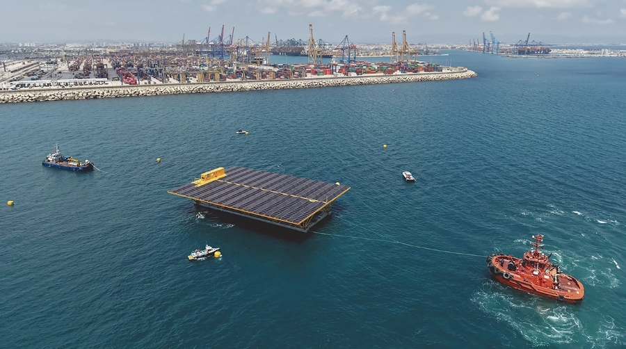 La primera plataforma solar marina de España llega al Puerto de Valencia