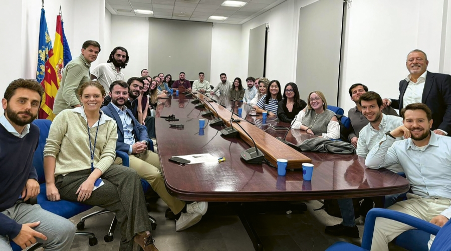 Carlos Moldes con los socios de Propeller Junior Valencia.