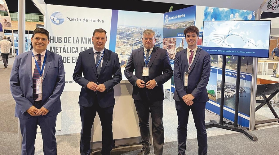 El presidente del Puerto de Huelva, Alberto Santana (segundo por la izquierda), ha encabezado la delegación onubense.