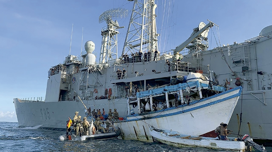La fragata española Navarra en una operación antipiratería de la EUNAVFOR Atalanta.